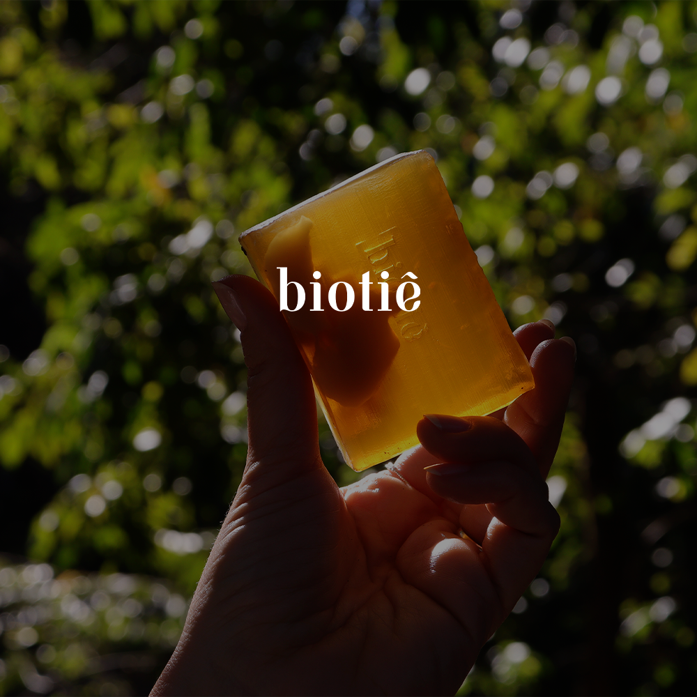 Produtos Biotiê fotografados em ambiente natural